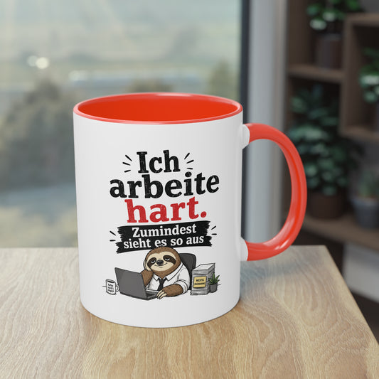 Tasse „Ich arbeite hart. Zumindest sieht es so aus.“ – Lustige Bürotasse mit Faultier-Motiv