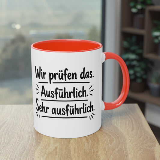 Tasse „Wir prüfen das. Ausführlich. Sehr ausführlich.“ – Humorvolle Behördentasse