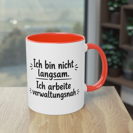 Tasse „Ich bin nicht langsam. Ich arbeite verwaltungsnah.“ – Humorvolle Behördentasse