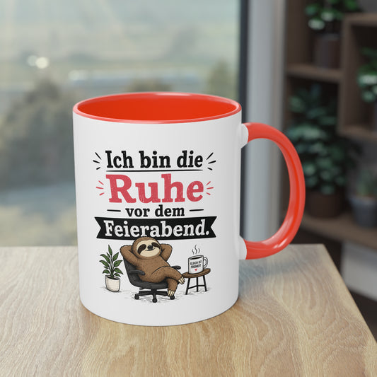 Tasse „Ich bin die Ruhe vor dem Feierabend.“ – Lustige Bürotasse mit Faultier-Motiv