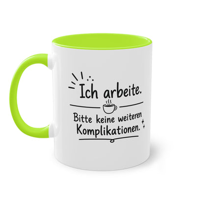 Tasse „Ich arbeite. Bitte keine weiteren Komplikationen.“