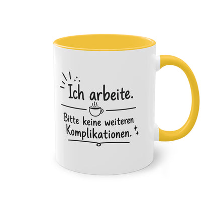 Tasse „Ich arbeite. Bitte keine weiteren Komplikationen.“