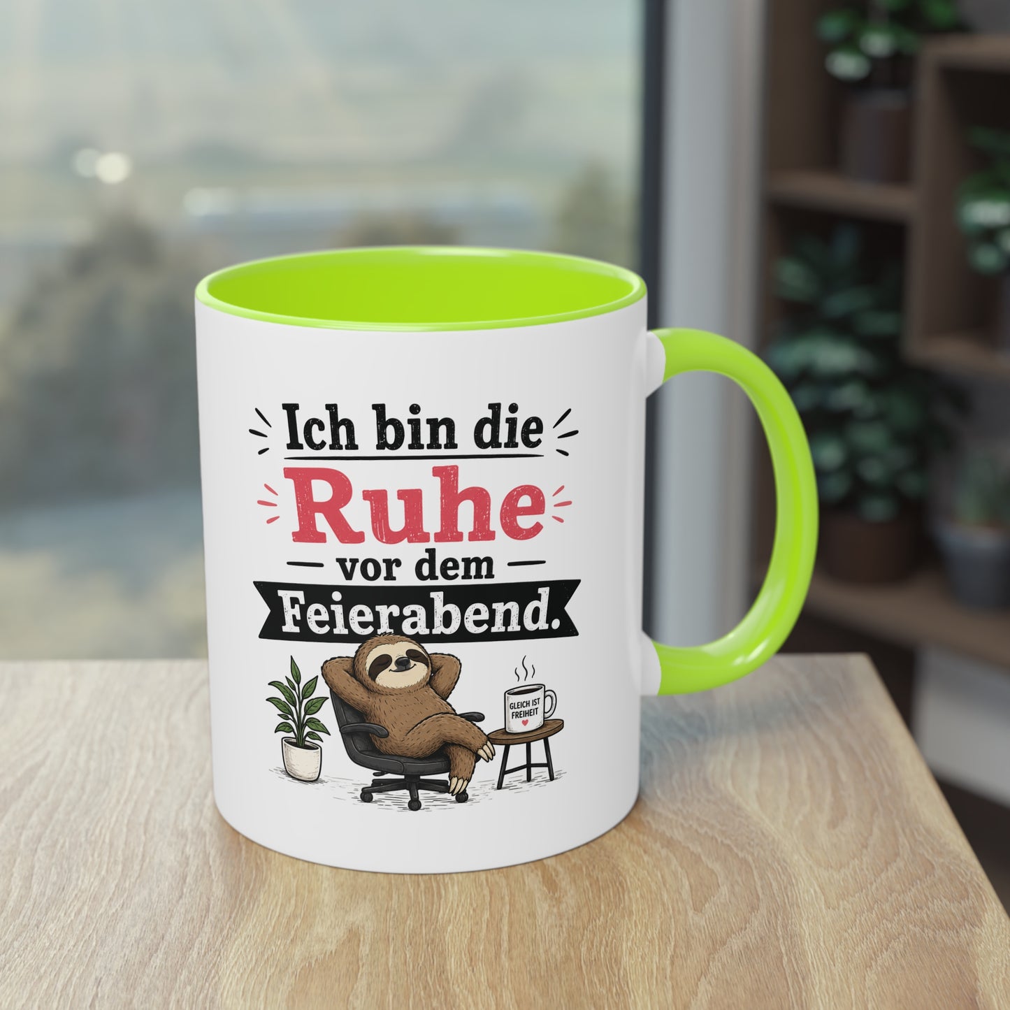 Tasse „Ich bin die Ruhe vor dem Feierabend.“ – Lustige Bürotasse mit Faultier-Motiv