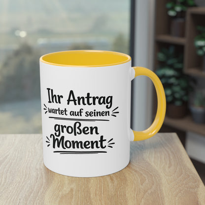 Tasse „Ihr Antrag wartet auf seinen großen Moment“ – Humorvolle Behördentasse