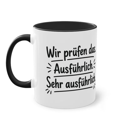 Tasse „Wir prüfen das. Ausführlich. Sehr ausführlich.“ – Humorvolle Behördentasse