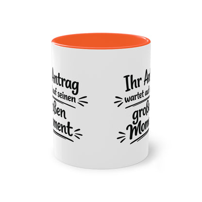 Tasse „Ihr Antrag wartet auf seinen großen Moment“ – Humorvolle Behördentasse