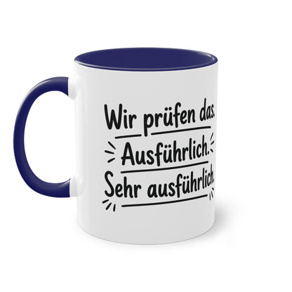 Tasse „Wir prüfen das. Ausführlich. Sehr ausführlich.“ – Humorvolle Behördentasse