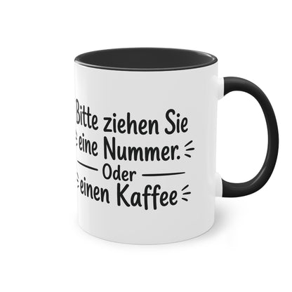 Tasse „Bitte ziehen Sie eine Nummer. Oder einen Kaffee.“ – Humorvolle Behördentasse