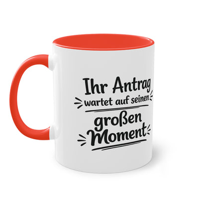 Tasse „Ihr Antrag wartet auf seinen großen Moment“ – Humorvolle Behördentasse