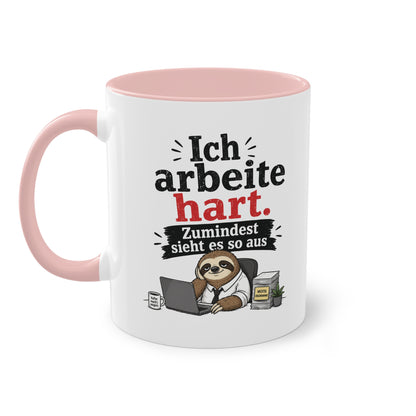 Tasse „Ich arbeite hart. Zumindest sieht es so aus.“ – Lustige Bürotasse mit Faultier-Motiv