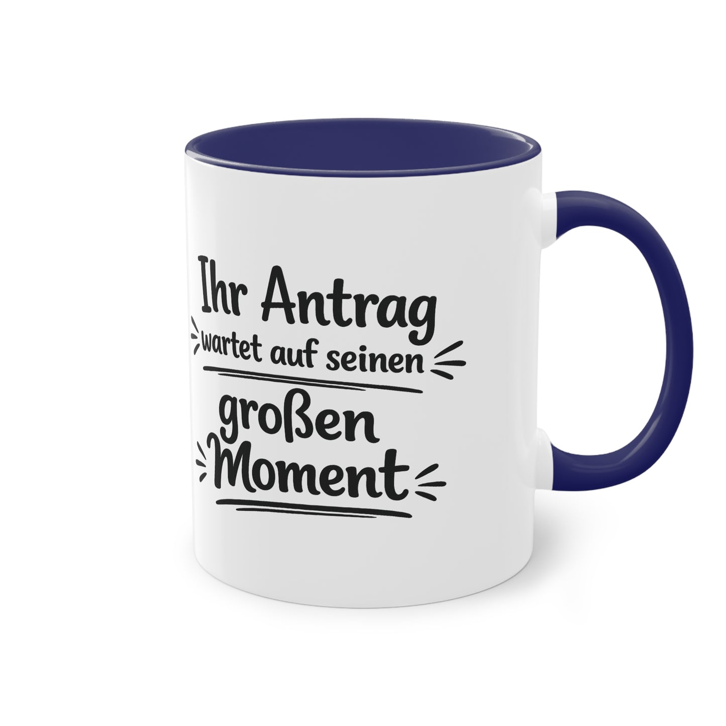 Tasse „Ihr Antrag wartet auf seinen großen Moment“ – Humorvolle Behördentasse