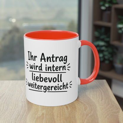Tasse „Ihr Antrag wird intern liebevoll weitergereicht“ – Humorvolle Behördentasse