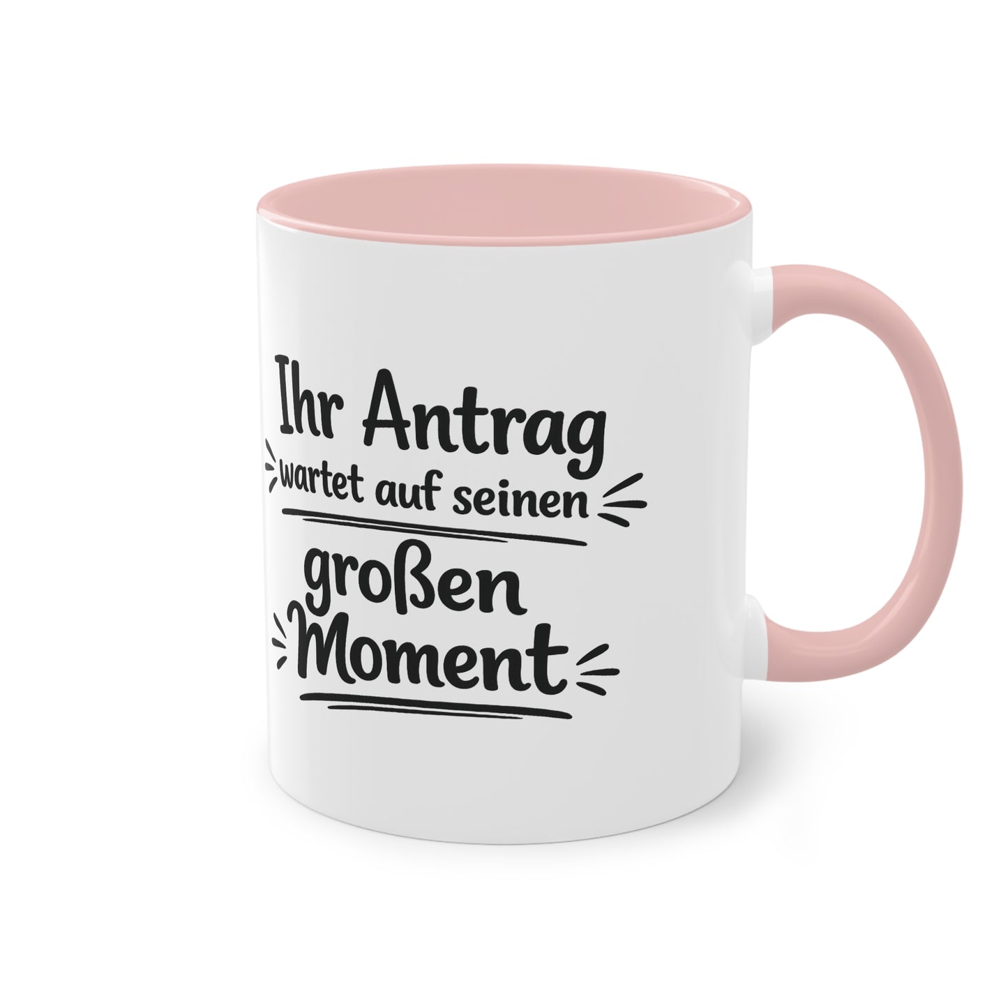 Tasse „Ihr Antrag wartet auf seinen großen Moment“ – Humorvolle Behördentasse