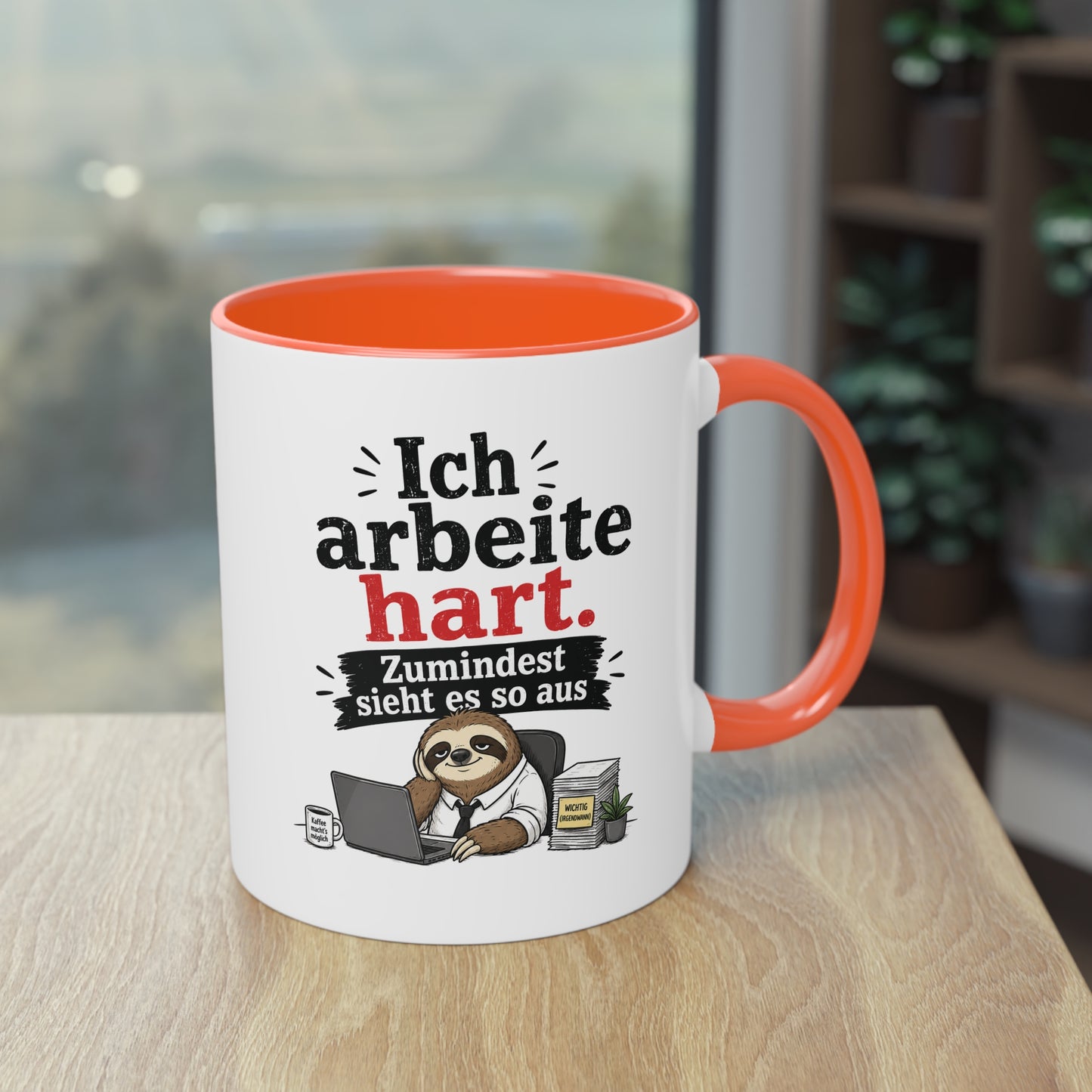 Tasse „Ich arbeite hart. Zumindest sieht es so aus.“ – Lustige Bürotasse mit Faultier-Motiv