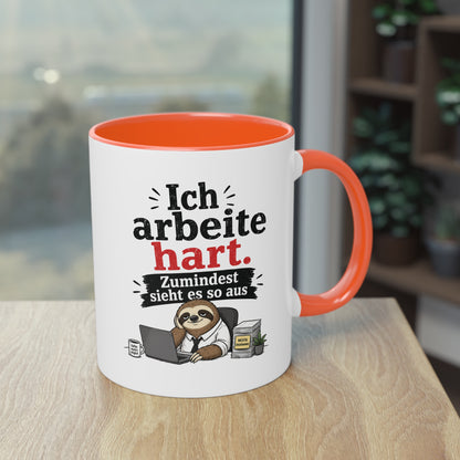Tasse „Ich arbeite hart. Zumindest sieht es so aus.“ – Lustige Bürotasse mit Faultier-Motiv