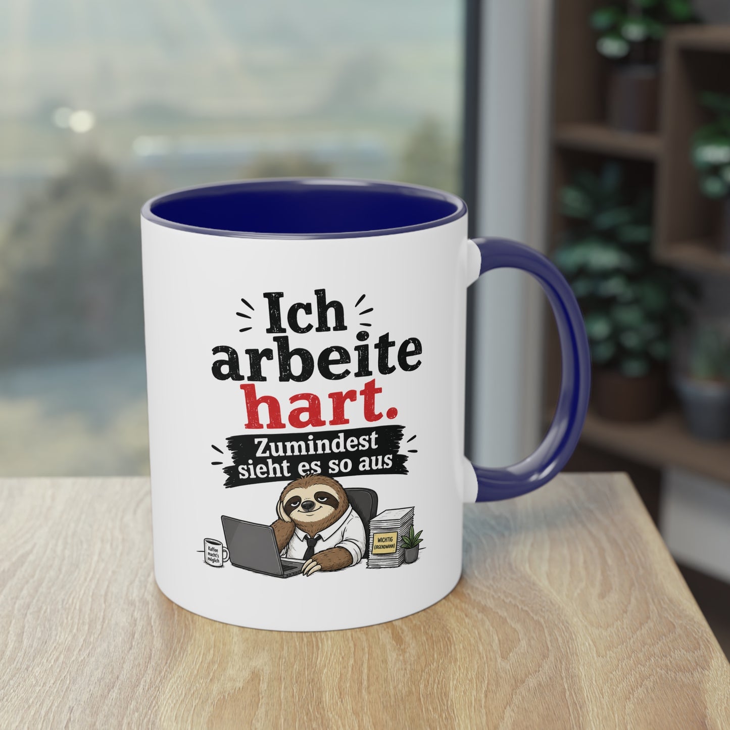 Tasse „Ich arbeite hart. Zumindest sieht es so aus.“ – Lustige Bürotasse mit Faultier-Motiv