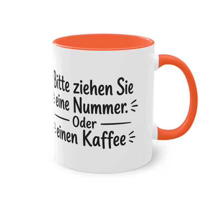 Tasse „Bitte ziehen Sie eine Nummer. Oder einen Kaffee.“ – Humorvolle Behördentasse