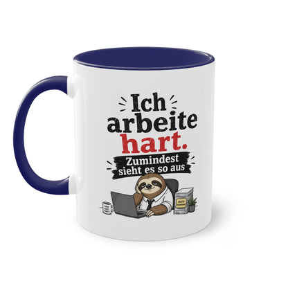 Tasse „Ich arbeite hart. Zumindest sieht es so aus.“ – Lustige Bürotasse mit Faultier-Motiv
