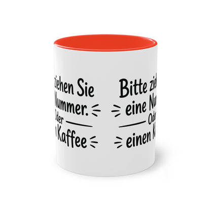 Tasse „Bitte ziehen Sie eine Nummer. Oder einen Kaffee.“ – Humorvolle Behördentasse