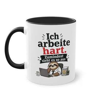 Tasse „Ich arbeite hart. Zumindest sieht es so aus.“ – Lustige Bürotasse mit Faultier-Motiv