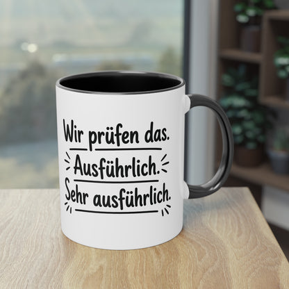 Tasse „Wir prüfen das. Ausführlich. Sehr ausführlich.“ – Humorvolle Behördentasse