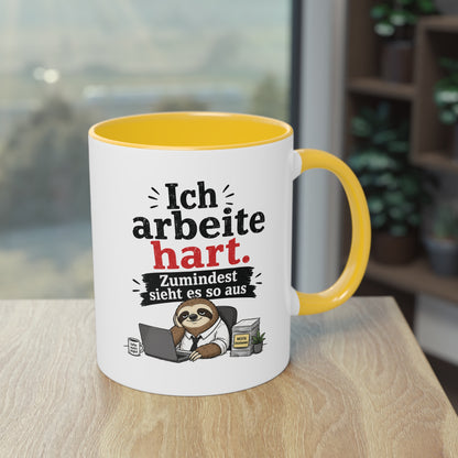 Tasse „Ich arbeite hart. Zumindest sieht es so aus.“ – Lustige Bürotasse mit Faultier-Motiv