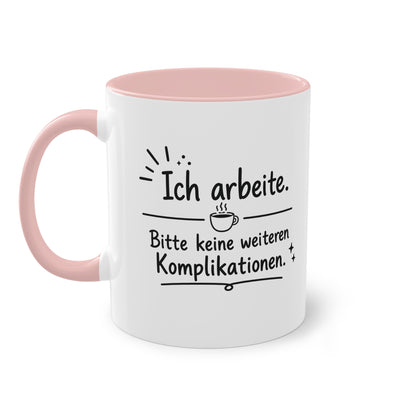 Tasse „Ich arbeite. Bitte keine weiteren Komplikationen.“