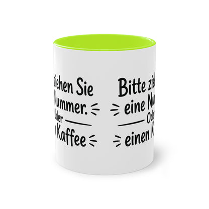 Tasse „Bitte ziehen Sie eine Nummer. Oder einen Kaffee.“ – Humorvolle Behördentasse