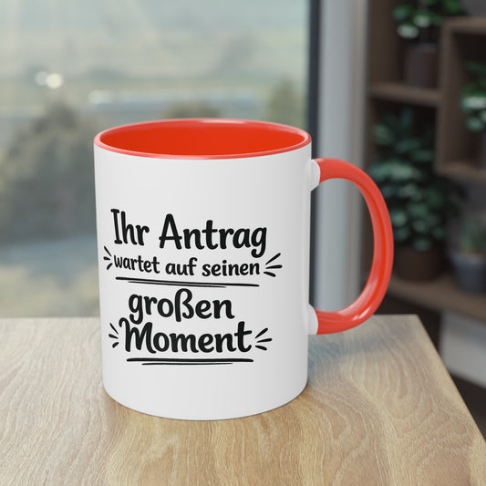 Tasse „Ihr Antrag wartet auf seinen großen Moment“ – Humorvolle Behördentasse