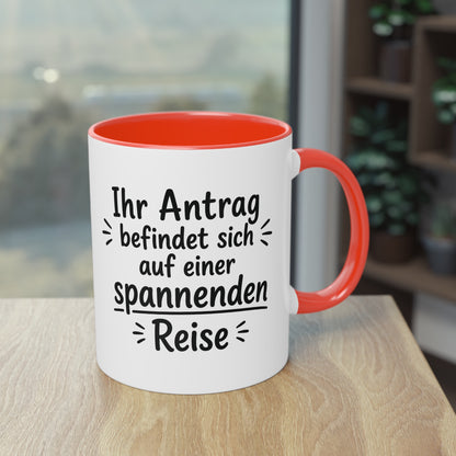 Tasse „Ihr Antrag befindet sich auf einer spannenden Reise“ – Humorvolle Behördentasse
