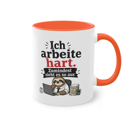 Tasse „Ich arbeite hart. Zumindest sieht es so aus.“ – Lustige Bürotasse mit Faultier-Motiv