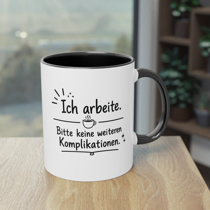 Tasse „Ich arbeite. Bitte keine weiteren Komplikationen.“