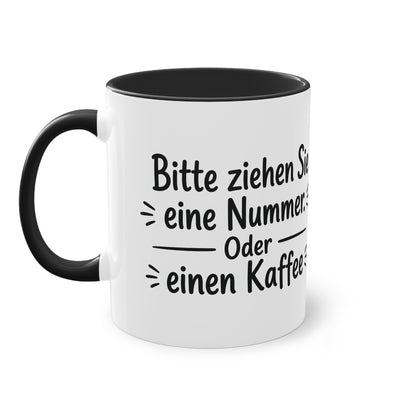 Tasse „Bitte ziehen Sie eine Nummer. Oder einen Kaffee.“ – Humorvolle Behördentasse
