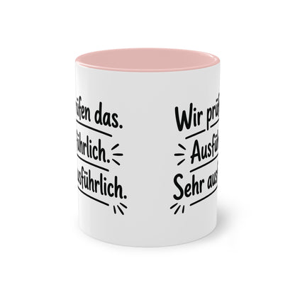 Tasse „Wir prüfen das. Ausführlich. Sehr ausführlich.“ – Humorvolle Behördentasse