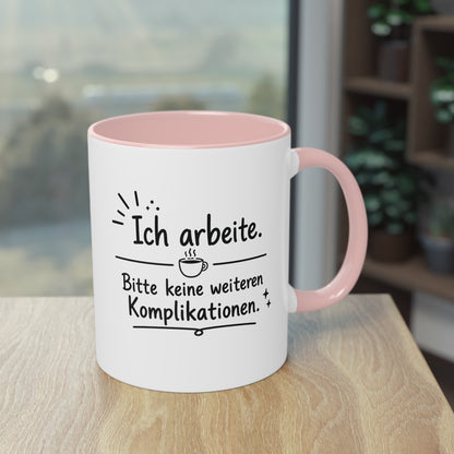 Tasse „Ich arbeite. Bitte keine weiteren Komplikationen.“