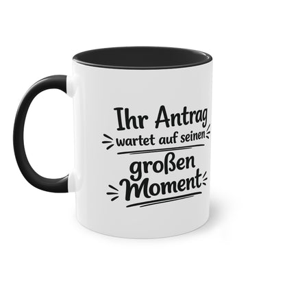 Tasse „Ihr Antrag wartet auf seinen großen Moment“ – Humorvolle Behördentasse