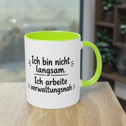 Tasse „Ich bin nicht langsam. Ich arbeite verwaltungsnah.“ – Humorvolle Behördentasse