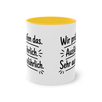 Tasse „Wir prüfen das. Ausführlich. Sehr ausführlich.“ – Humorvolle Behördentasse