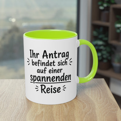 Tasse „Ihr Antrag befindet sich auf einer spannenden Reise“ – Humorvolle Behördentasse