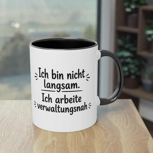 Tasse „Ich bin nicht langsam. Ich arbeite verwaltungsnah.“ – Humorvolle Behördentasse