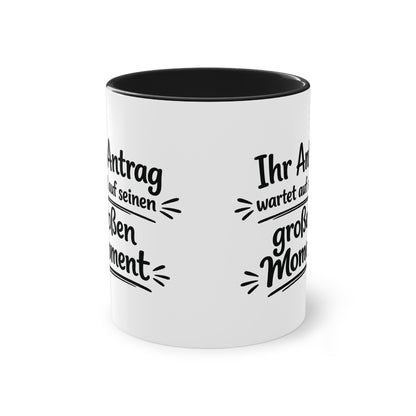 Tasse „Ihr Antrag wartet auf seinen großen Moment“ – Humorvolle Behördentasse