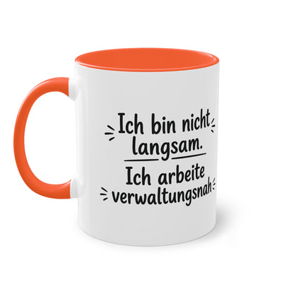 Tasse „Ich bin nicht langsam. Ich arbeite verwaltungsnah.“ – Humorvolle Behördentasse