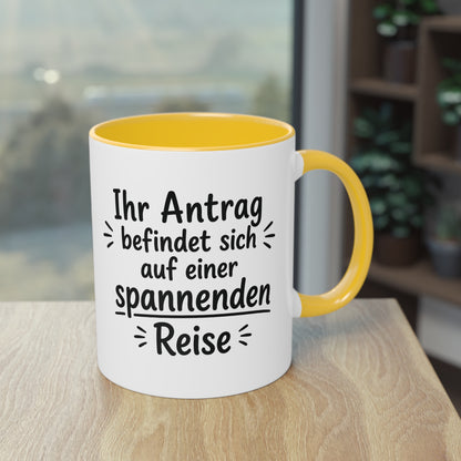 Tasse „Ihr Antrag befindet sich auf einer spannenden Reise“ – Humorvolle Behördentasse