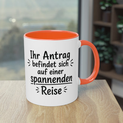 Tasse „Ihr Antrag befindet sich auf einer spannenden Reise“ – Humorvolle Behördentasse