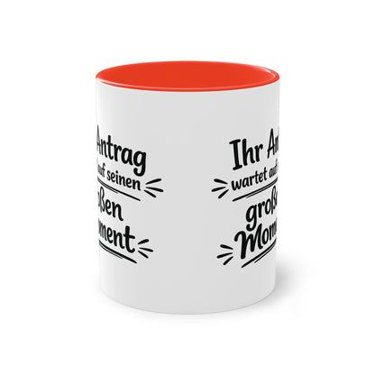 Tasse „Ihr Antrag wartet auf seinen großen Moment“ – Humorvolle Behördentasse
