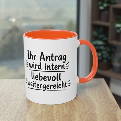 Tasse „Ihr Antrag wird intern liebevoll weitergereicht“ – Humorvolle Behördentasse