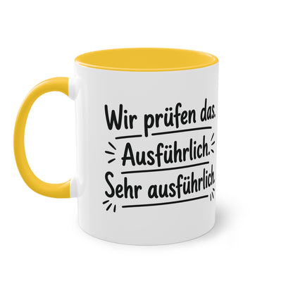 Tasse „Wir prüfen das. Ausführlich. Sehr ausführlich.“ – Humorvolle Behördentasse