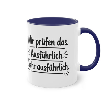 Tasse „Wir prüfen das. Ausführlich. Sehr ausführlich.“ – Humorvolle Behördentasse