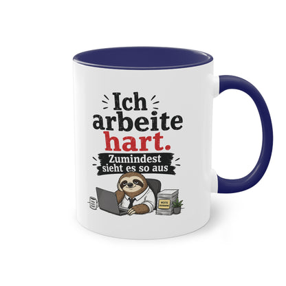 Tasse „Ich arbeite hart. Zumindest sieht es so aus.“ – Lustige Bürotasse mit Faultier-Motiv
