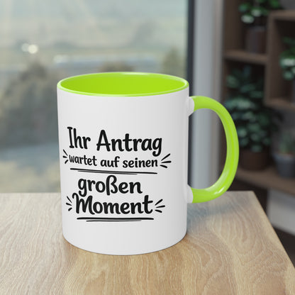 Tasse „Ihr Antrag wartet auf seinen großen Moment“ – Humorvolle Behördentasse